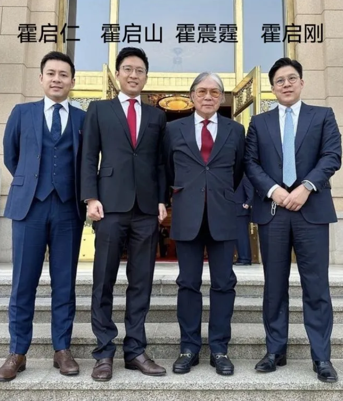 郭晶晶和霍家父子四人又合影，以霍英东孙媳妇的身份出席纪念馆开馆仪式，穿着黑色衣服