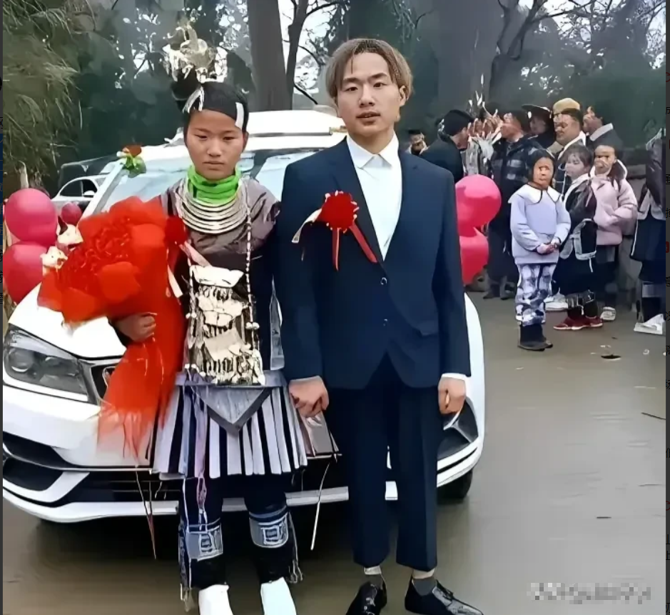 我滴个乖乖，大家点进来看看吧，这个新娘子是小孩子还是袖珍妹纸啊，这么小就嫁老公了