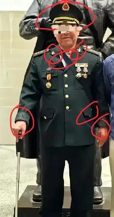 奇特的一幕出现在北京军事博物馆门口，一名身着上校军衔、戴着将军金丝帽的军人引起了