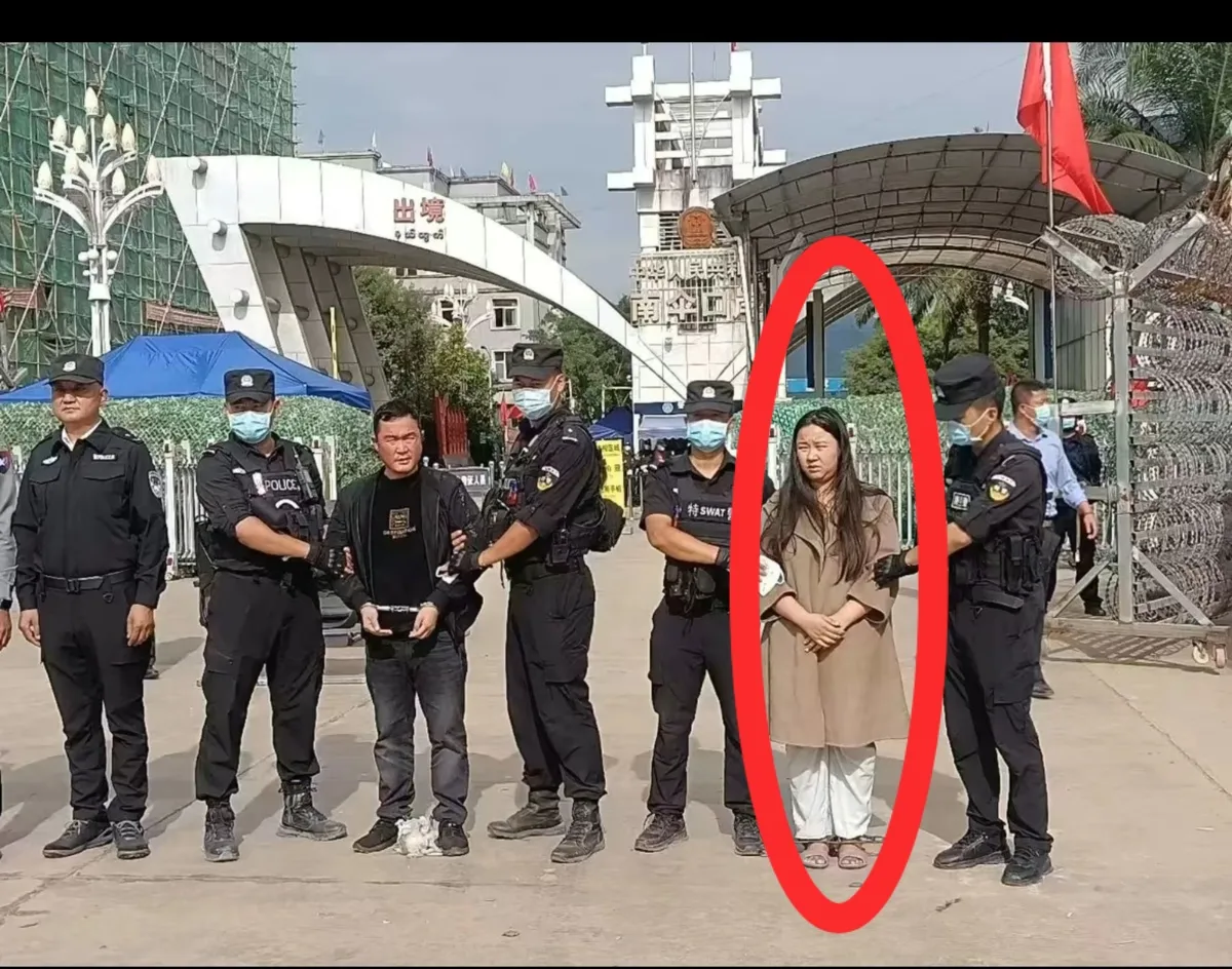 明珍珍，你以前不是挺牛的嘛！
现在蓬头垢面手脚戴链的滋味如何？


你和你的家人