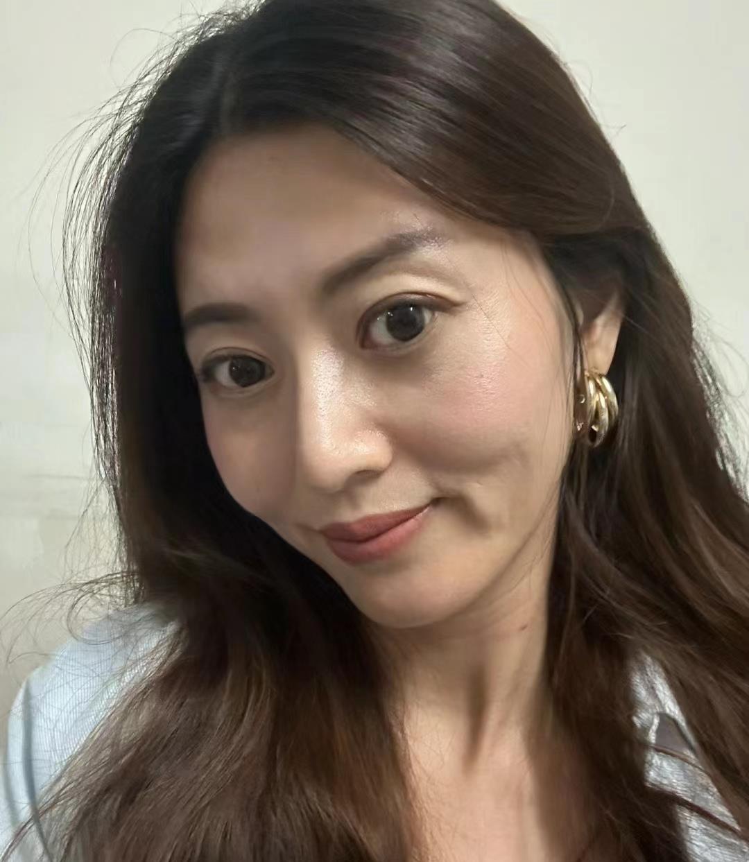 我出生于1985年，是一位至今未曾踏入婚姻和家庭的独身女性。目前，我被戏称为
