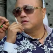 人的命，天注定 2004年，赵本山的保镖张家豪去酒吧消遣，不慎剐蹭了一辆斯巴鲁，