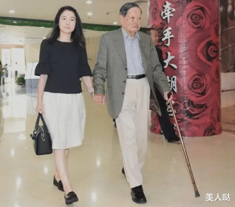 杨振宁与小27岁岳母稀有合影如爷孙，丈母娘穿戴朴素难掩好气质，他返老还童比翁帆奶奶还大1岁