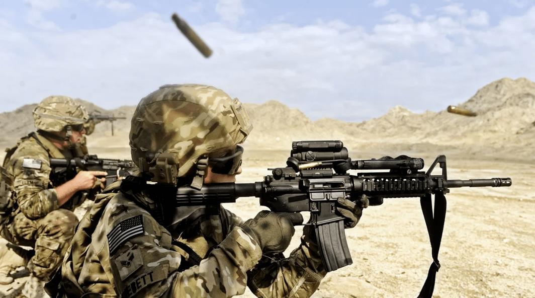 为什么，我国军队突击步枪都是机械瞄准，而不是瞄准镜瞄准。其实，瞄准镜+突击步枪在