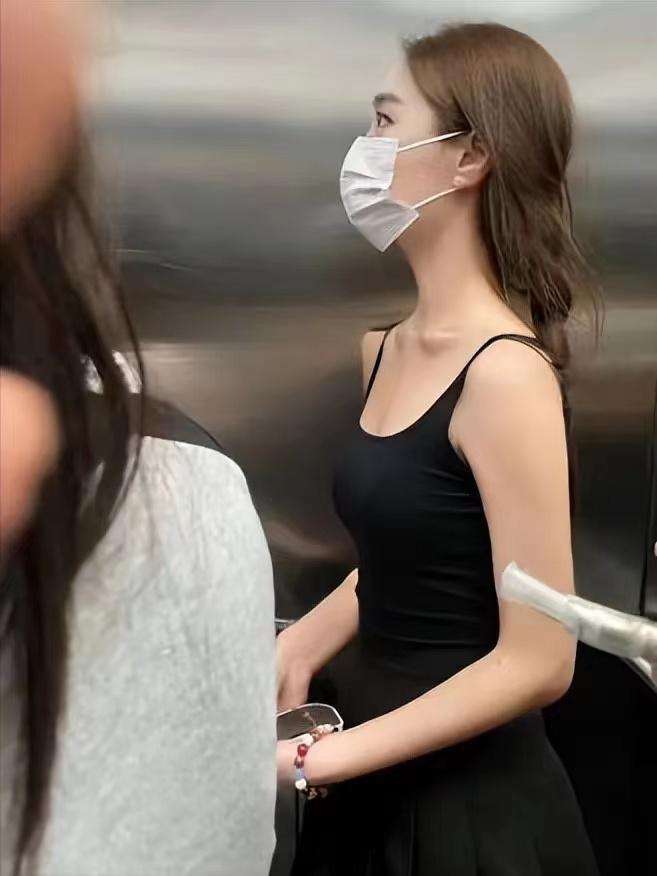 连续三天在电梯里遇到，我是不是应该做点什么了