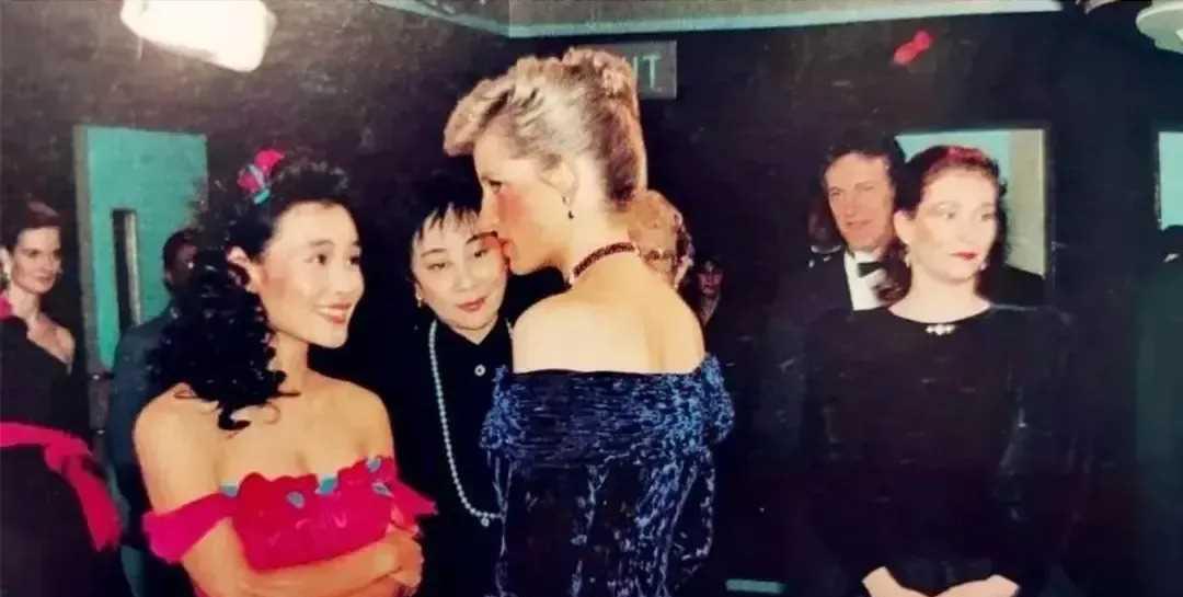 陈冲瞥见戴安娜时，满脸惊喜与崇拜之情，而戴安娜似乎未曾正眼瞧她一下。这一幕生动地