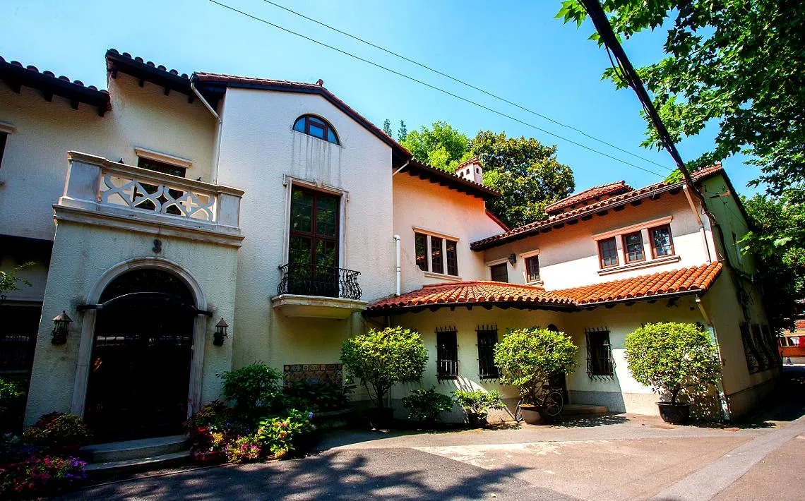 九几年的时候，我堂叔招惹上了黑社会。结果，两辆面包车的吓人家伙跑来找麻烦。幸好，