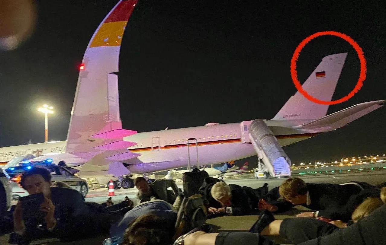 太尴尬了！由德国总理朔尔茨带领的代表团从以色列飞往埃及前，由于当地突然响起了空袭