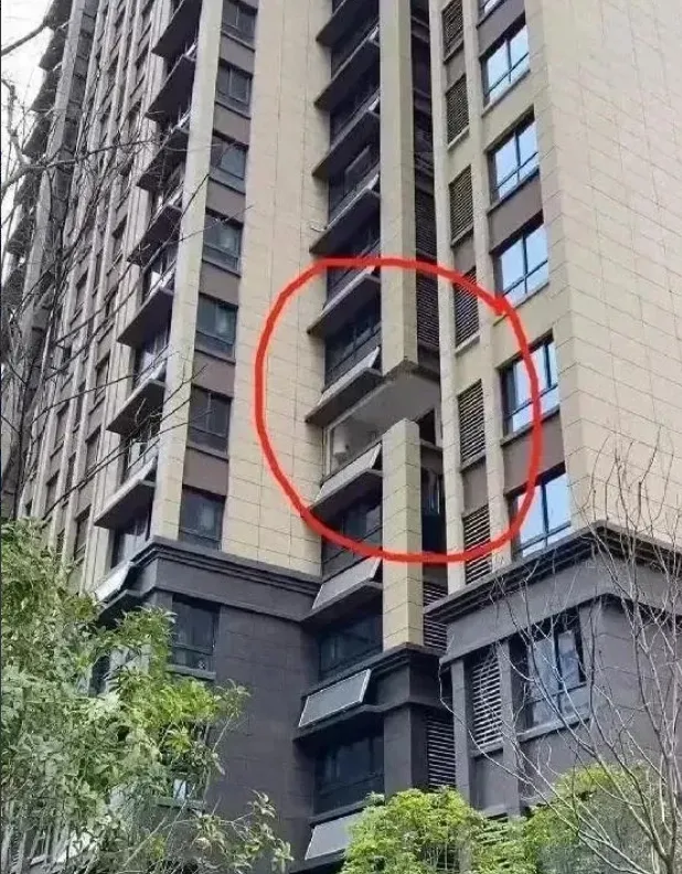 恭喜这位业主，因为装修砸掉了阳台的承重柱，以一己之力拉低了整栋楼的房价。
已经引