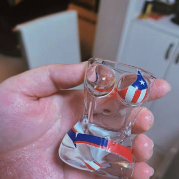 和家人一起大扫除…我妈叫我把这个杯子洗一下，我定睛一看，两眼放光的喜欢…结果洗的