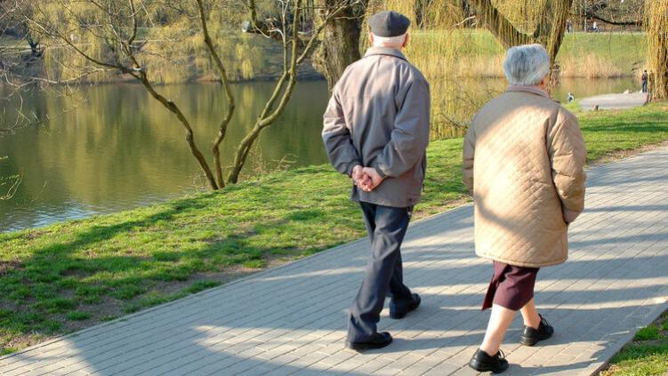 寿命决定期是70岁，不论男女，走路有这6个表现，恭喜长寿可期