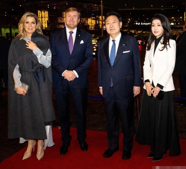 韩国第一夫人这双手把我给看出噩梦来了！
咱就是说，当脸蛋和身体实际状态不符的时候