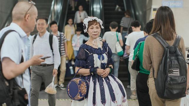 当老奶奶穿上洛丽塔，依旧风韵犹存