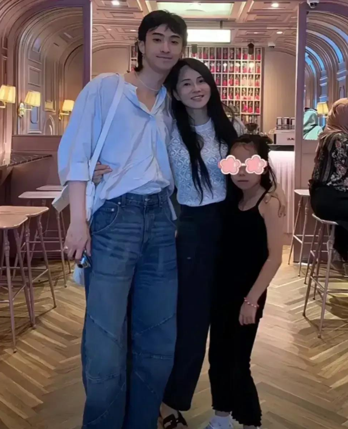 伊能静紧握着儿子的肩膀，疼爱如昔。离婚让她感到对儿子有所亏欠，因此她全心全意投入