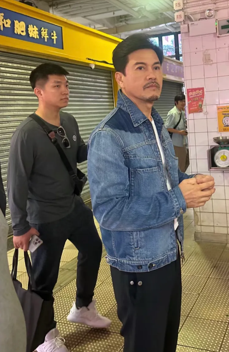 香港大埔街市偶遇老牌港星吕良伟和德云社的孙越，不知道他俩在录什么节目！
68岁的