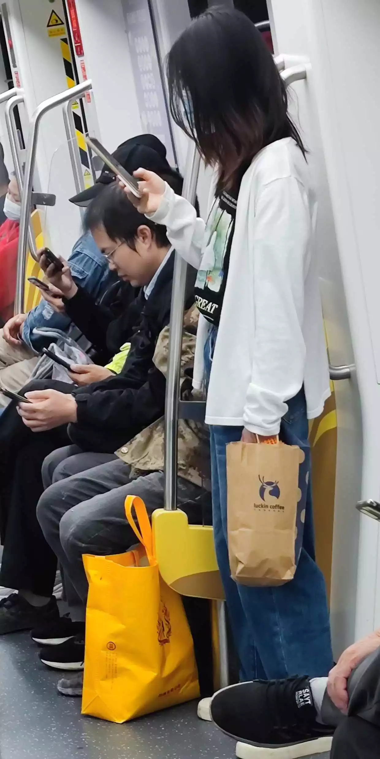 地铁上的大学生，身材颜值都是绝绝子🌹