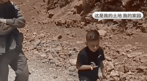 这个巴勒斯坦小男孩，挺有种的。
一巴勒斯坦男孩独自一人走进以军设置的关卡，一以色