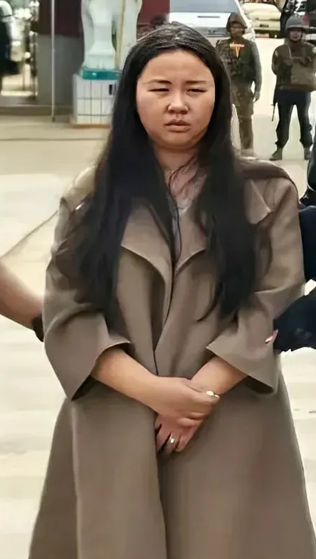 明国安成明家唯一未上通缉令的人。这一家人现在基本上全完了！当老大的父亲畏罪自杀，