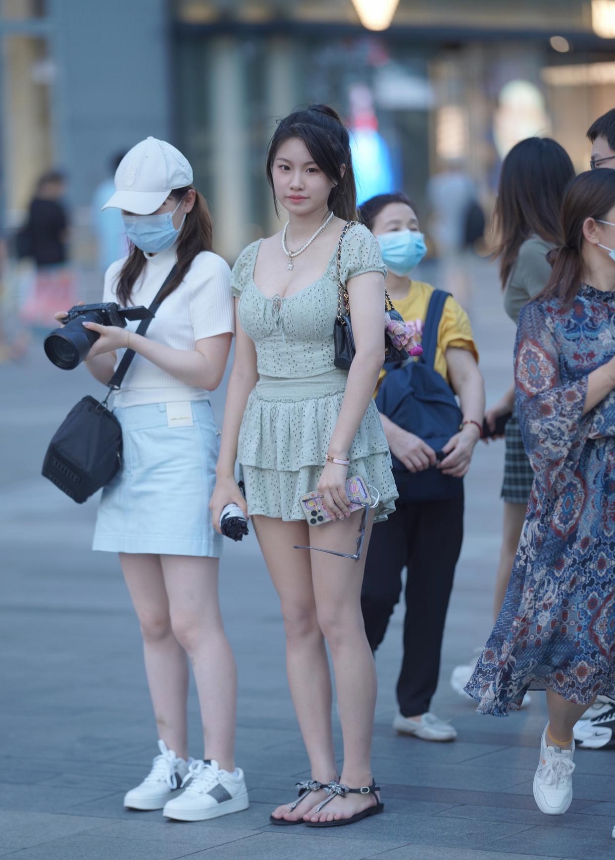 酷酷的街拍少女
