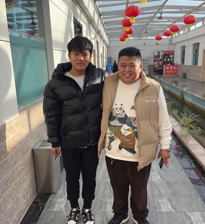 小伙四川打工，早出晚归，突然一天被警察告知有一个亿万富豪的老爸。

原来小伙刚满