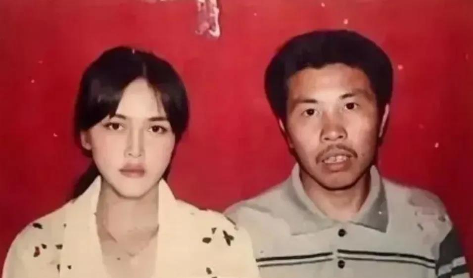 这张照片拍摄于1987年，陕西省西安冶金机械厂的工人和妻子的结婚证照片。照片中男