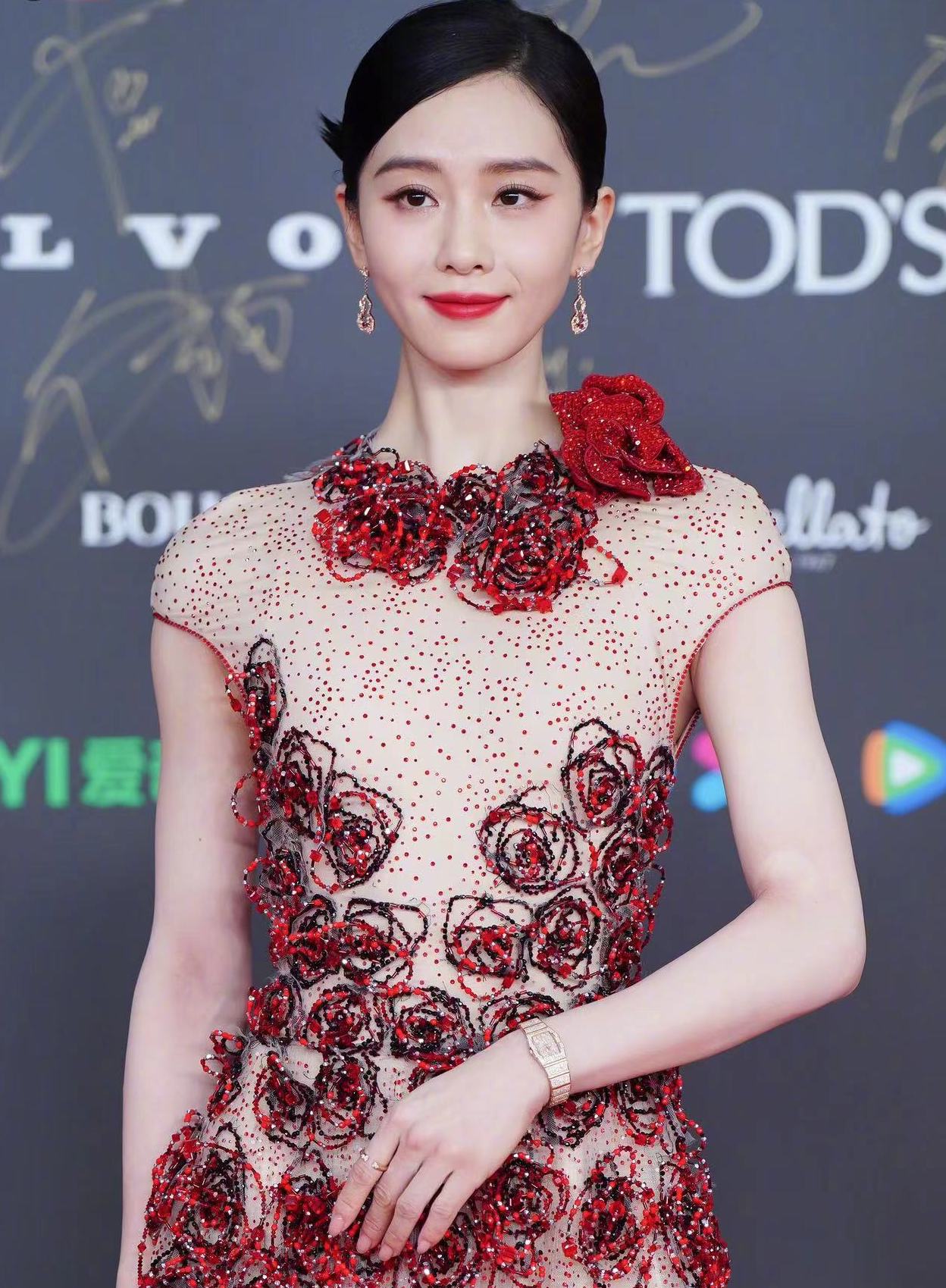 刘诗诗出席2023年微博视界大会微光盛典，造型优雅！