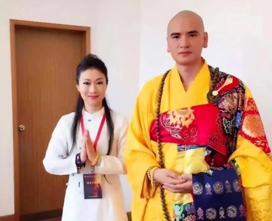 富婆对一和尚说：“你还俗入赘娶我，送你一辆四百万的法拉利如何？”，谁知和尚却摇了