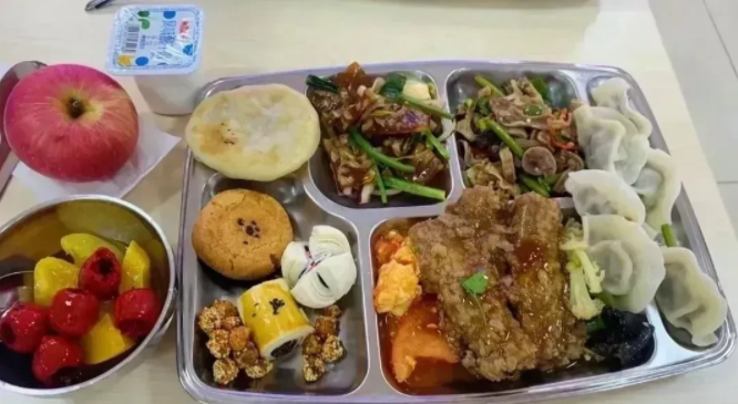 考上公务员就是好，看看机关食堂的伙食水平，这么丰富的菜只要4元。
要是在别的地方