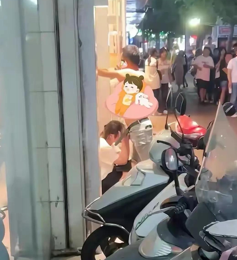 两人是情侣，吵架之后，女的把男朋友惹恼了。 男的非要女朋友证明她是爱他的，心里没