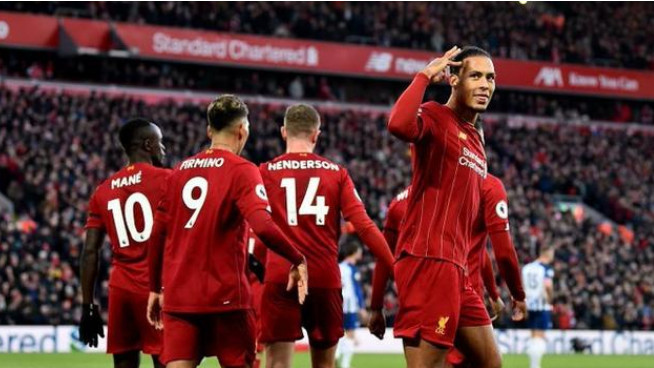 滕哈赫在这场比赛中的表现让人眼前一亮