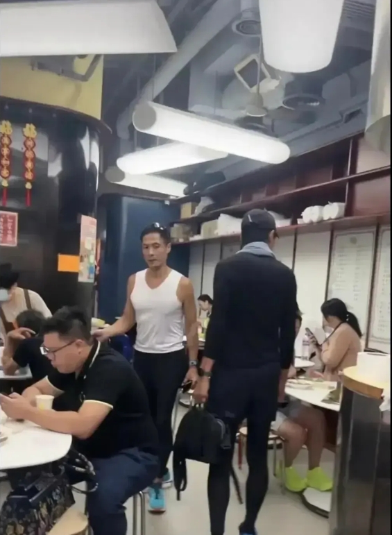 周润发在香港居然受冷落！他跑完步后进了一家小店用餐，可是店里的顾客们都对他视而不