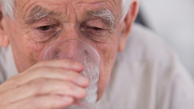寿命长短，喝水便知？提醒：喝水后若出现这4个异常，应尽早检查