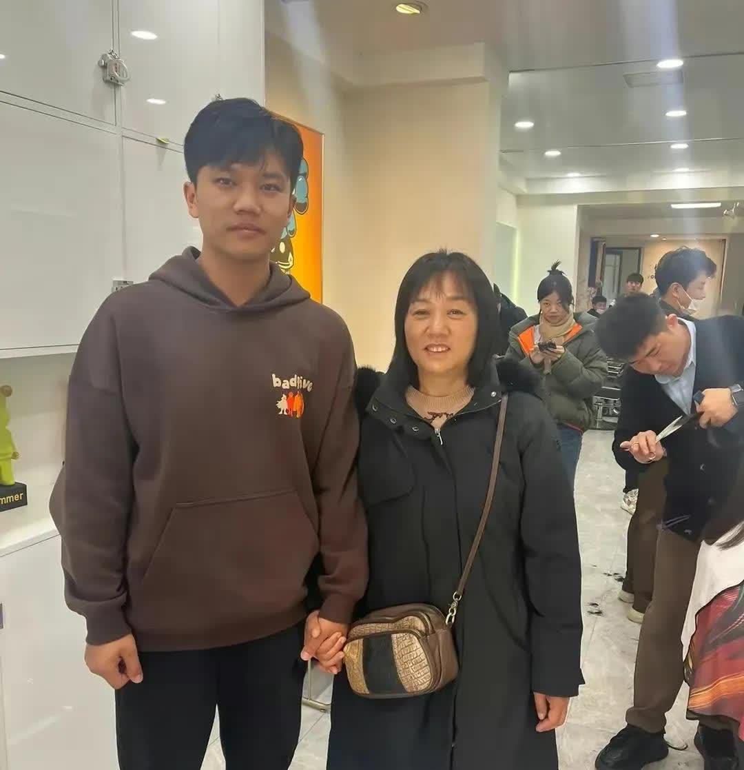 邯郸老家村支书解释，解清帅的养父去世后，养母嫌弃没有亲缘关系。解清帅的爷爷奶奶想