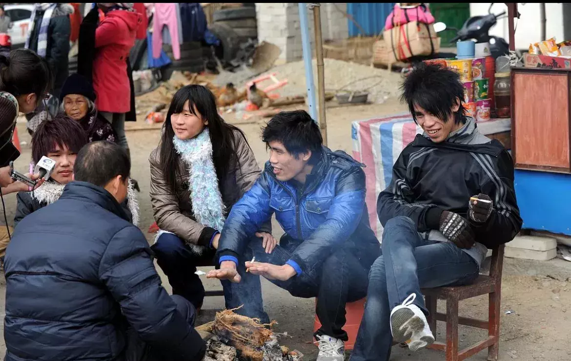 这次回农村，我发现了一个反常的现象：

那就是村里面读了大学的人，现在在大城市混
