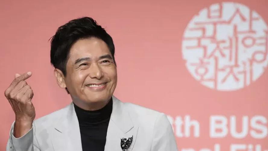 网友愤怒！周润发暗讽中国电影引爆舆论风暴！