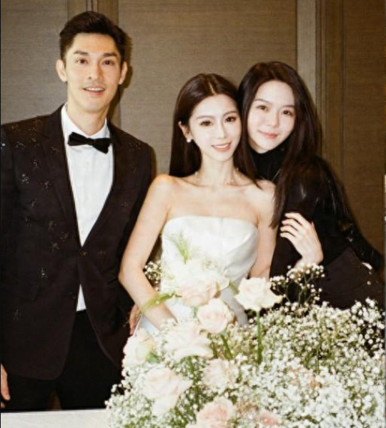 知名男星香港举行大婚，送妻子18只巨型金镯，女方被扒整容

香港知名男星关楚耀于