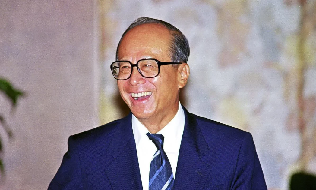 李嘉诚也开始楼市“补刀”了，剩下的香港楼盘直接7折出售，这里的7折是真7折，并不