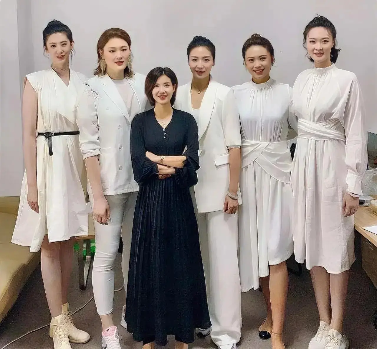 女排姑娘们的身高压垮她了