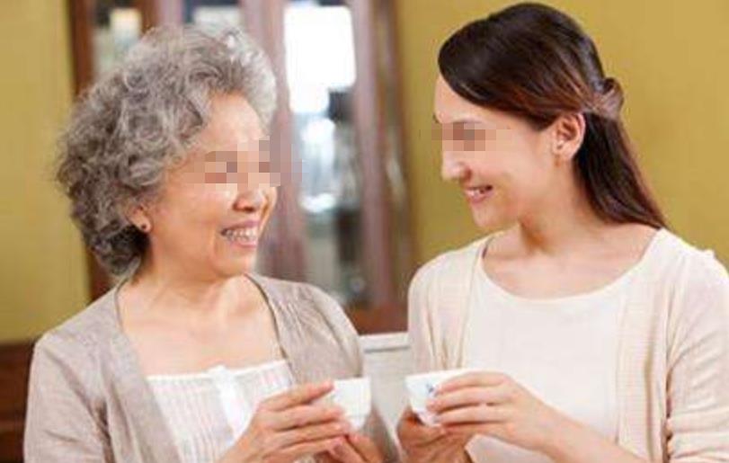 丈夫婚后工资卡给婆婆, 妻子效仿把工资卡给娘家妈, 这下就精彩了