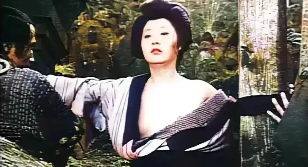 这张照片拍摄于1920年，日本东京的一名丽“游女歌舞伎”为了赚些外快，给体弱多病