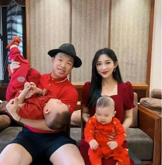 烧饼的媳妇真漂亮，但也改变不了烧饼家的基因啊