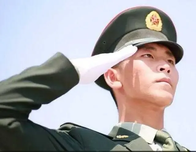 当年我的一位战友是军长的警卫员，他是城市兵，当兵五年一期士官退伍后返回部队找军长