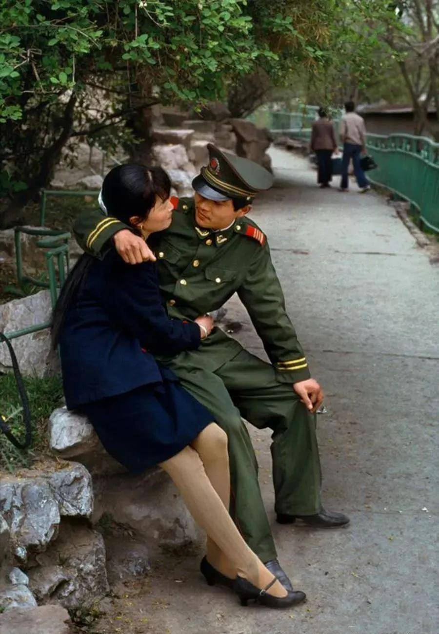 这张照片拍摄于1989年，一对情侣在中山公园里中情不自禁相拥瞬间。照片中的军人，