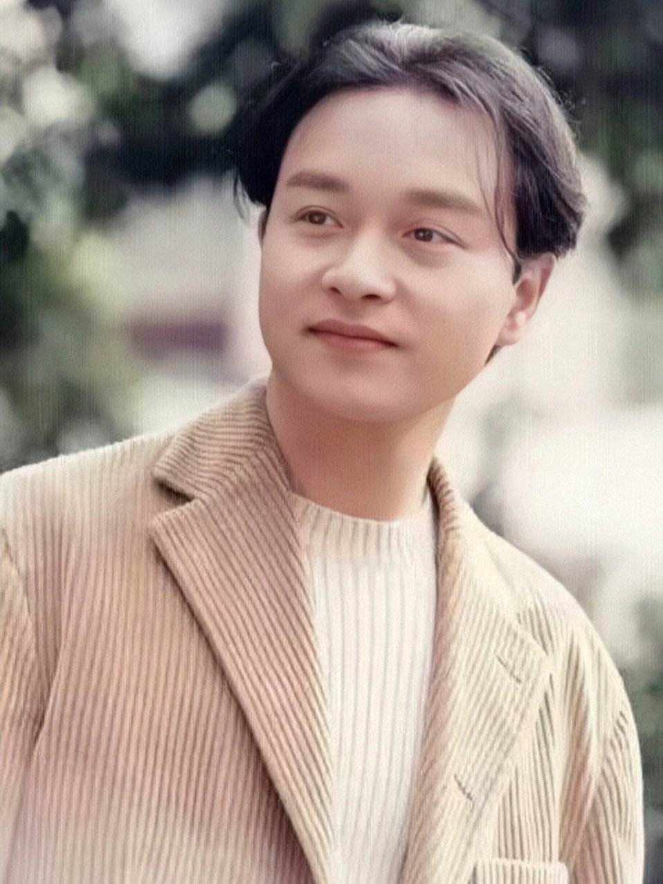 那些因为抑郁症去世的明星艺人。
张国荣，去世时47岁
陈百强，去世时35岁
翁美