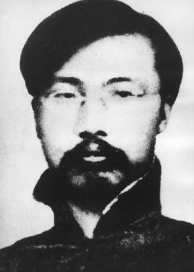 
1927年，李大钊被刽子手绞刑架。随着一声“起”，李大钊被吊在了空中，可就在他