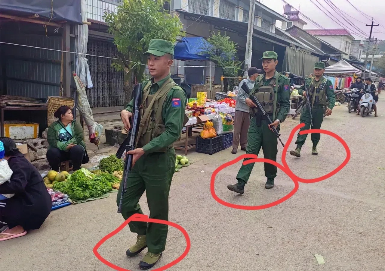 巡逻中的果敢同盟军。看到他们穿的简易军靴，感觉似曾相识，瞬间让我回想起了20年前