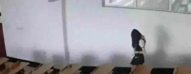 黑龙江某大学教室里发生的尴尬事情真是闹得沸沸扬扬，让社会各界都关注起来了。据报道