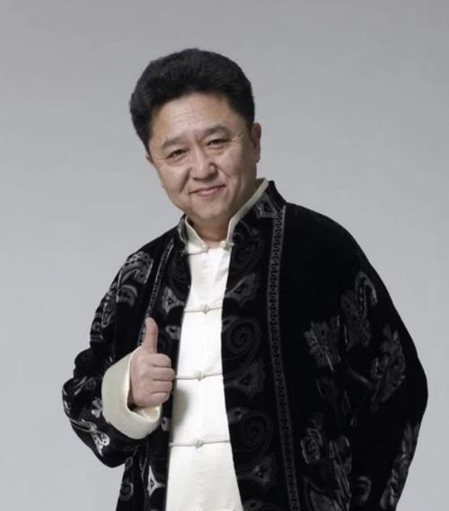 
有一次，于谦看到一个耍猴的，摊主用鞭子抽打猴子，很是心疼，最终用5W块钱买下了