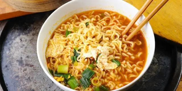 吃方便面，到底好不好？别再轻信“谣言”，今天告诉你实情

方便面作为一种快捷的食