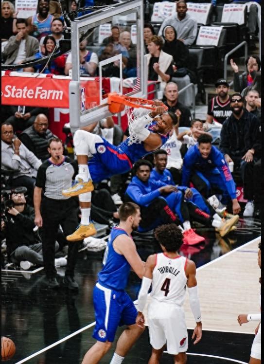 快船123-111主场轻取开拓者，五大首发彻底打嗨了！

1.三巨头齐爆。其中威